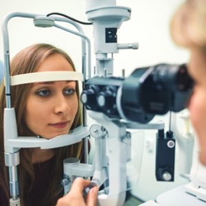 Examen des yeux par un ophtalmo