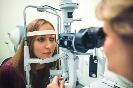 Examen des yeux par un ophtalmo